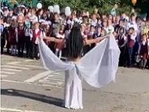 Учительница из Хабаровска извинилась за танец живота на линейке 1 сентября